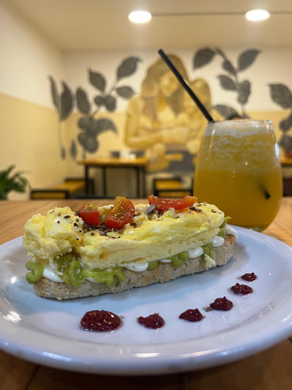 Tostón con palta y huevo